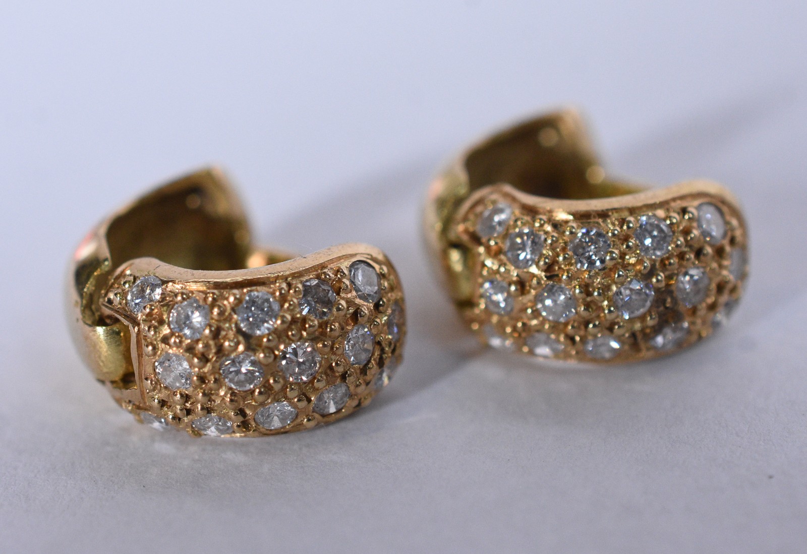 Par de brincos de ouro 18 k, contraste 750 cravejado de diamantes... - foto 2 de 7