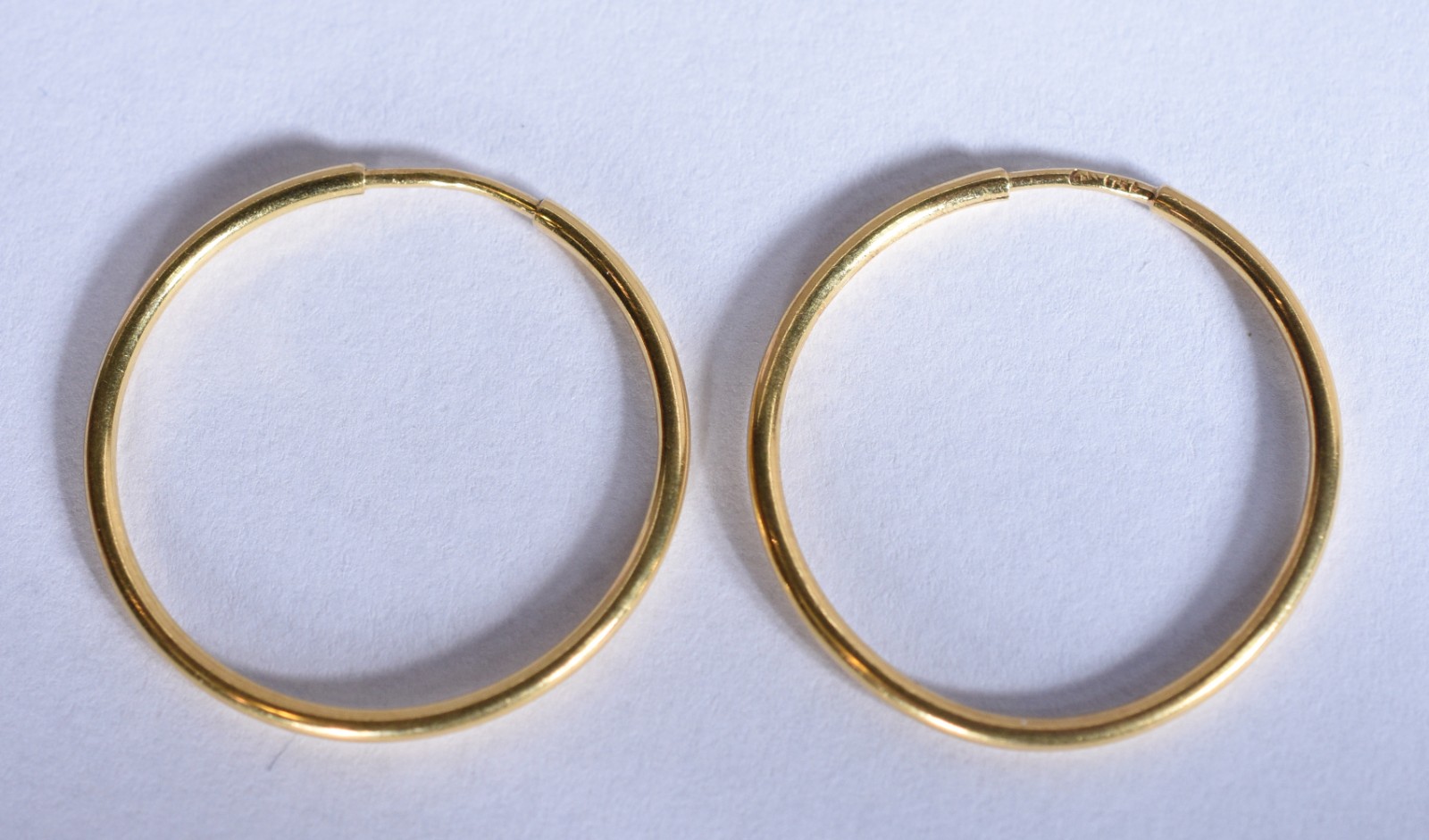Par de brincos de ouro 18k, contraste 750 na forma de argola (Por... - foto 2 de 5