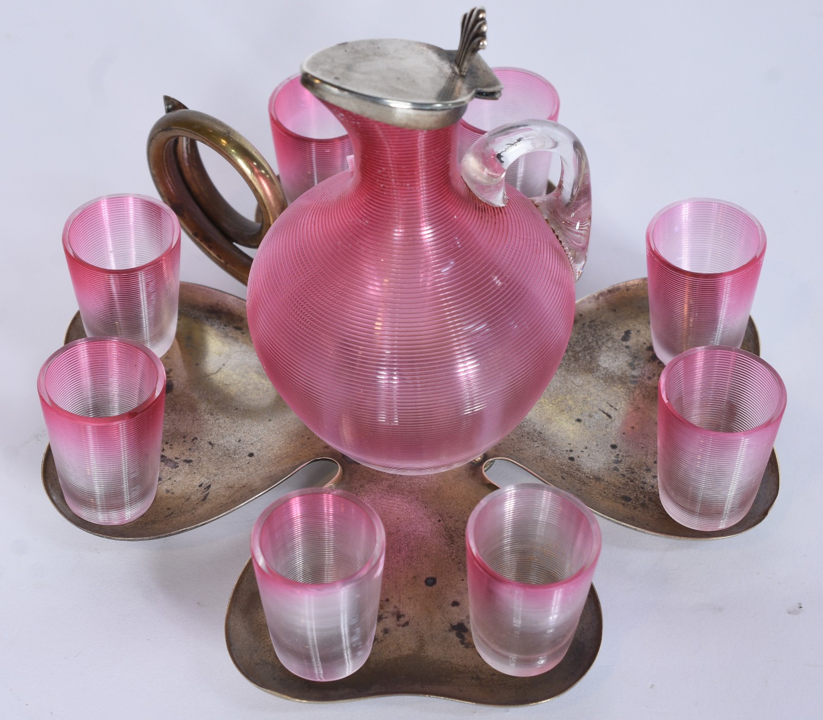 Licoreira com 8 copinhos de vidro na cor rosa degrade, base de metal... - foto 2 de 9