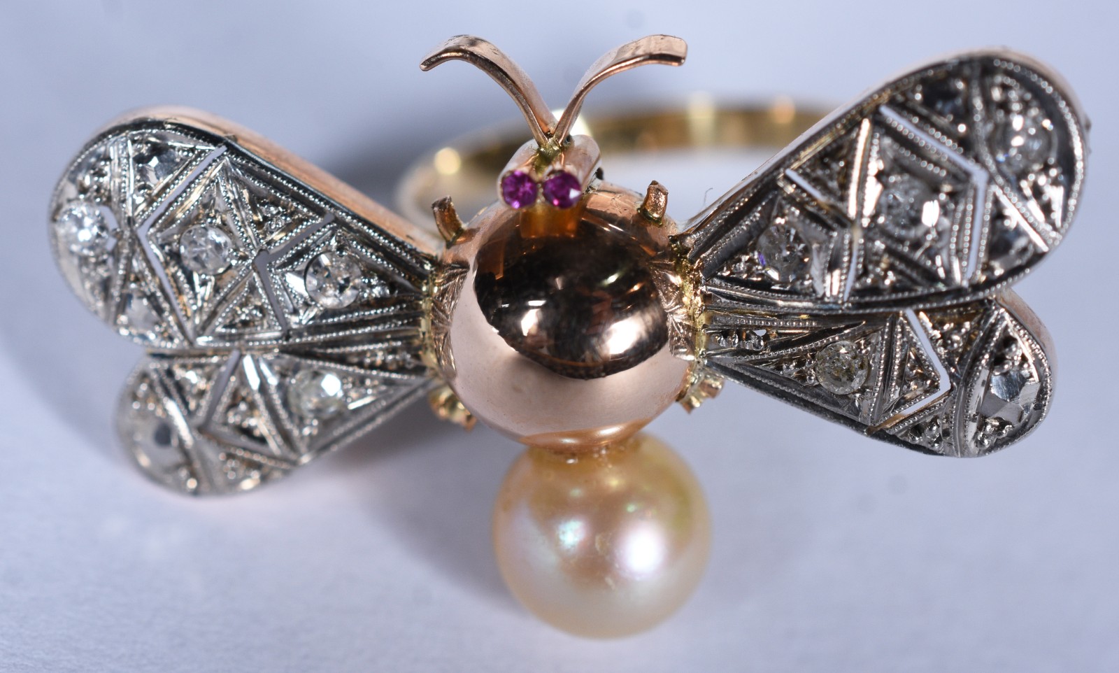 Anel de ouro 18k no feito de abelha om asas com brilhantes, olhos de... - foto 1 de 7