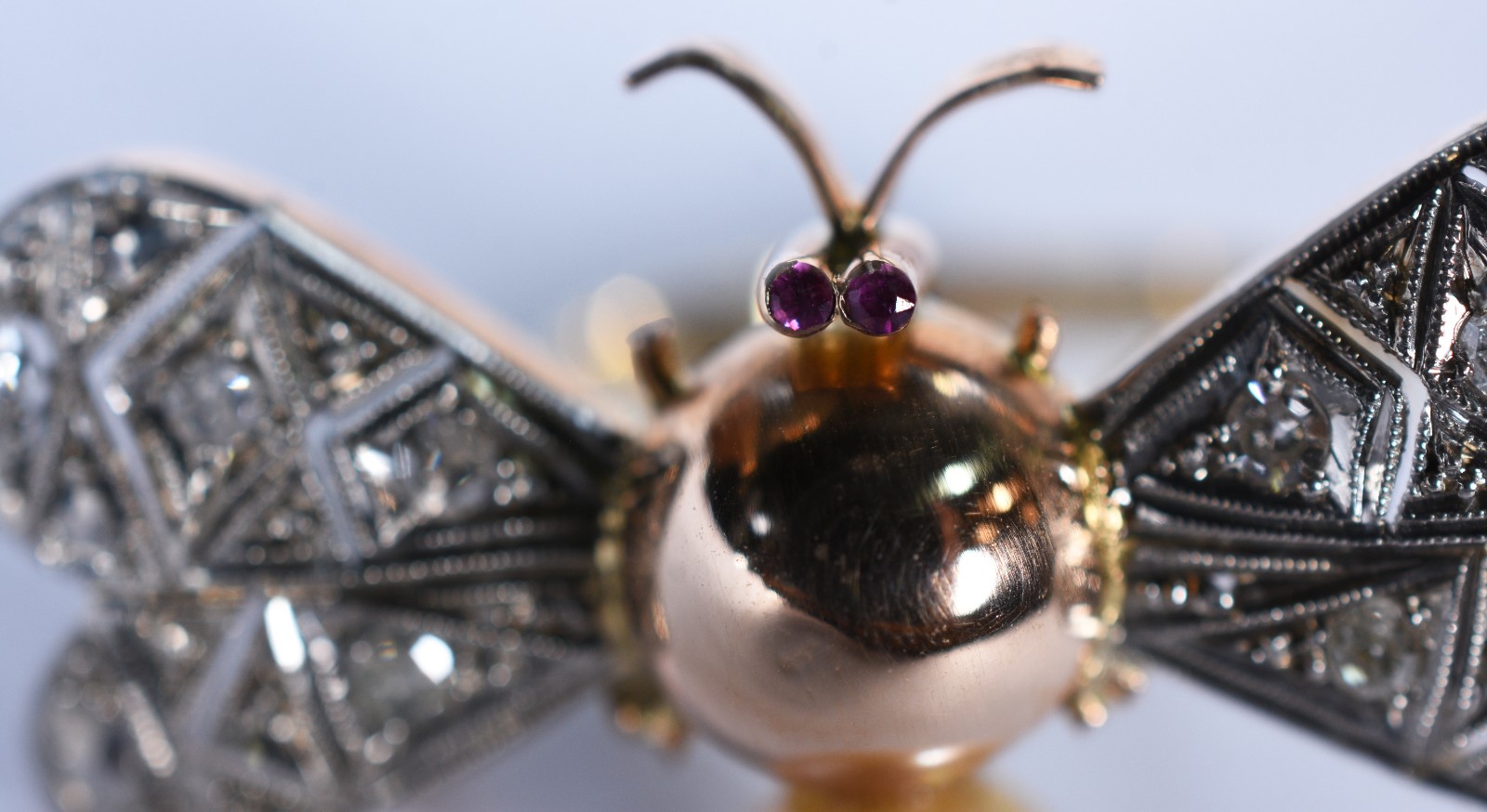 Anel de ouro 18k no feito de abelha om asas com brilhantes, olhos de... - foto 4 de 7