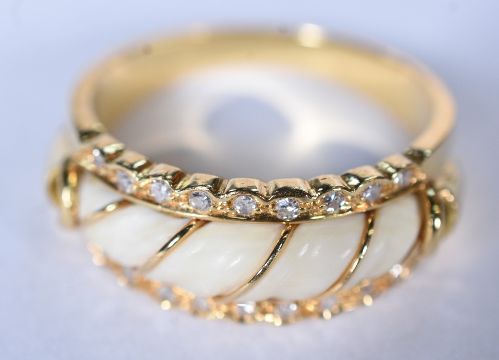 Anel de ouro 18 k, contraste 750 com brilhantes laterais, aro 18 (Por... - foto 1 de 6