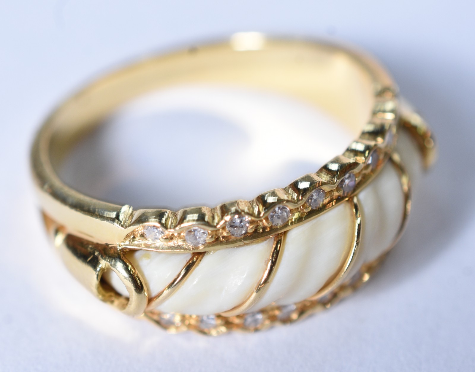Anel de ouro 18 k, contraste 750 com brilhantes laterais, aro 18 (Por... - foto 2 de 6
