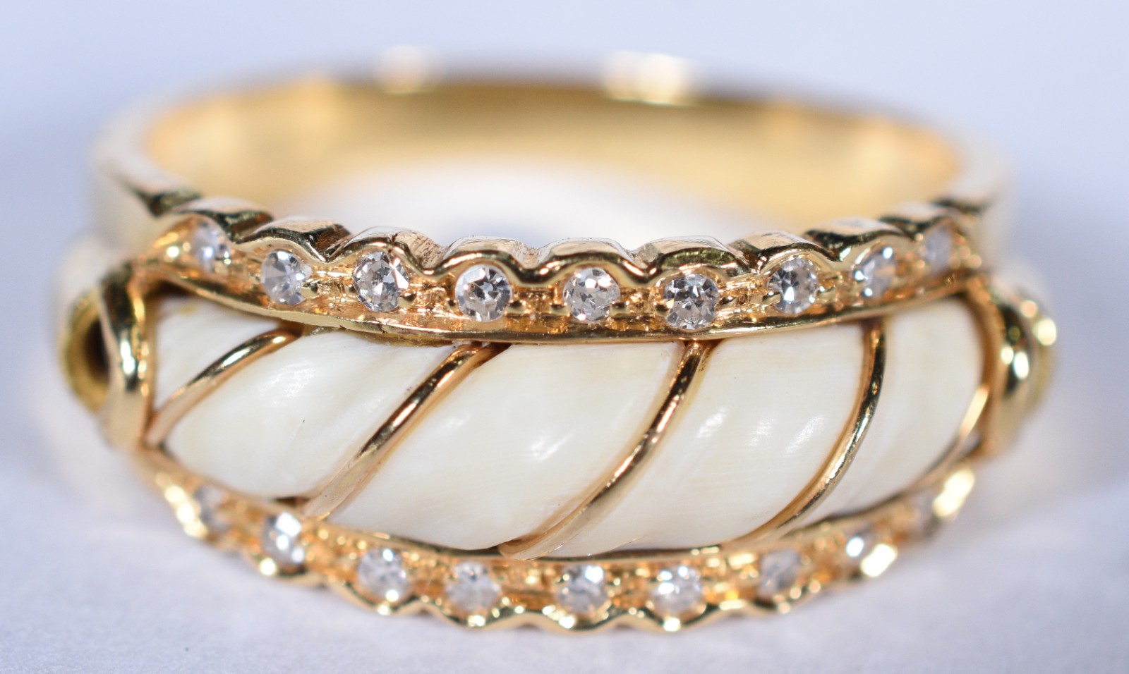 Anel de ouro 18 k, contraste 750 com brilhantes laterais, aro 18 (Por... - foto 5 de 6