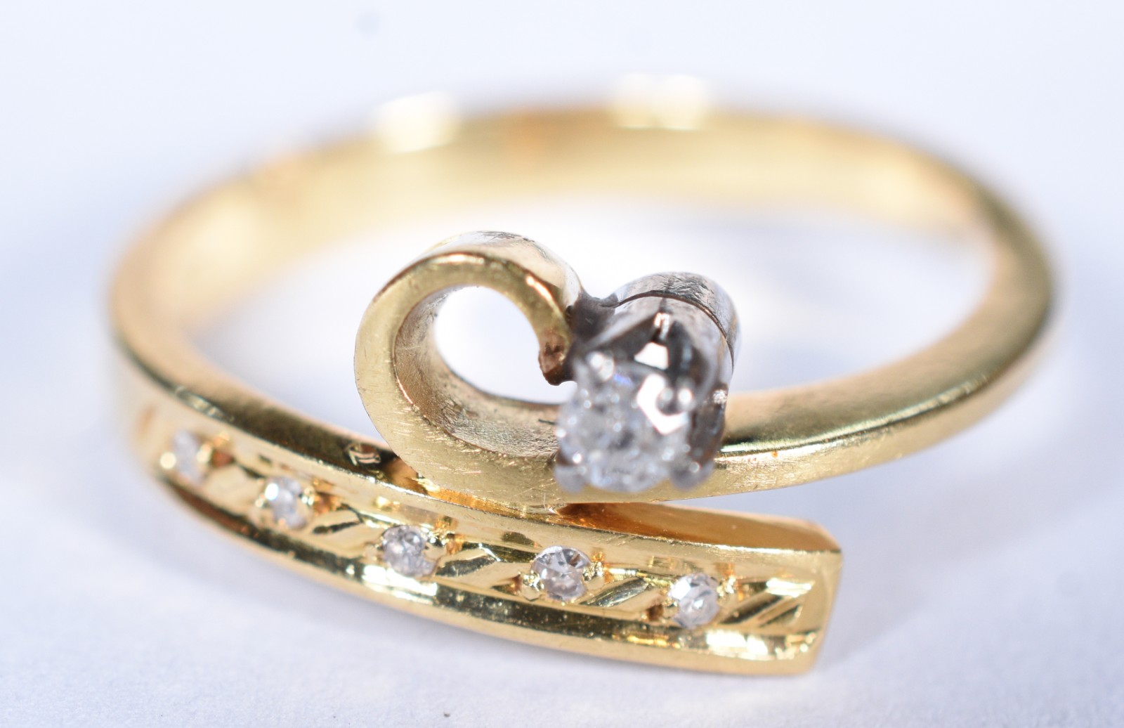 Anel de ouro 18 k, contraste 750 com 5 brilhantes pequenos e um... - foto 2 de 6