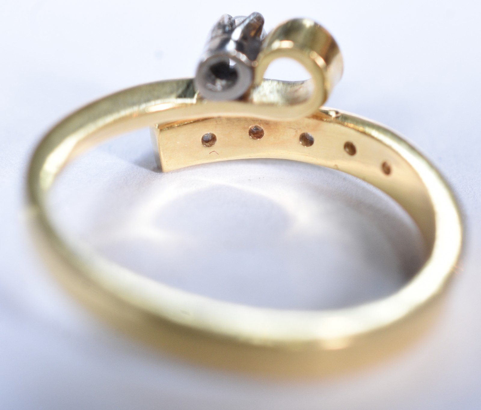 Anel de ouro 18 k, contraste 750 com 5 brilhantes pequenos e um... - foto 6 de 6