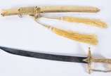 Espada Katana com bainha de metal dourado traba... - Espada Katana com bainha de metal dourado trabalhado.