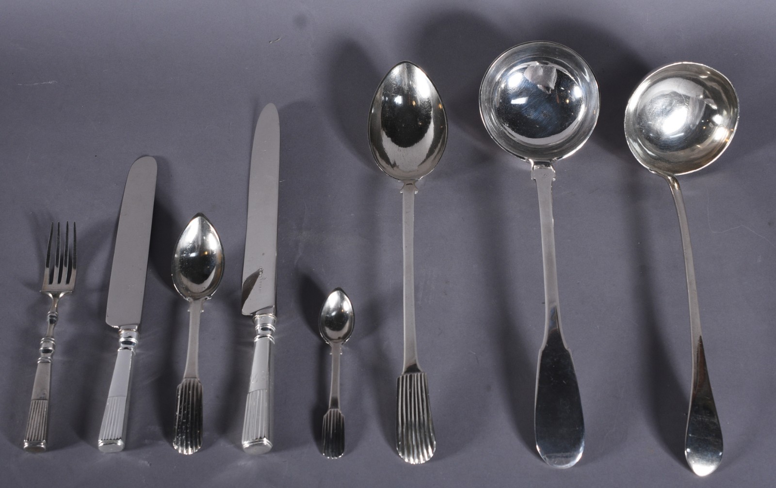 Faqueiro em prata de lei, composto de: 12 garfos, 12 colheres, 12... - foto 1 de 11