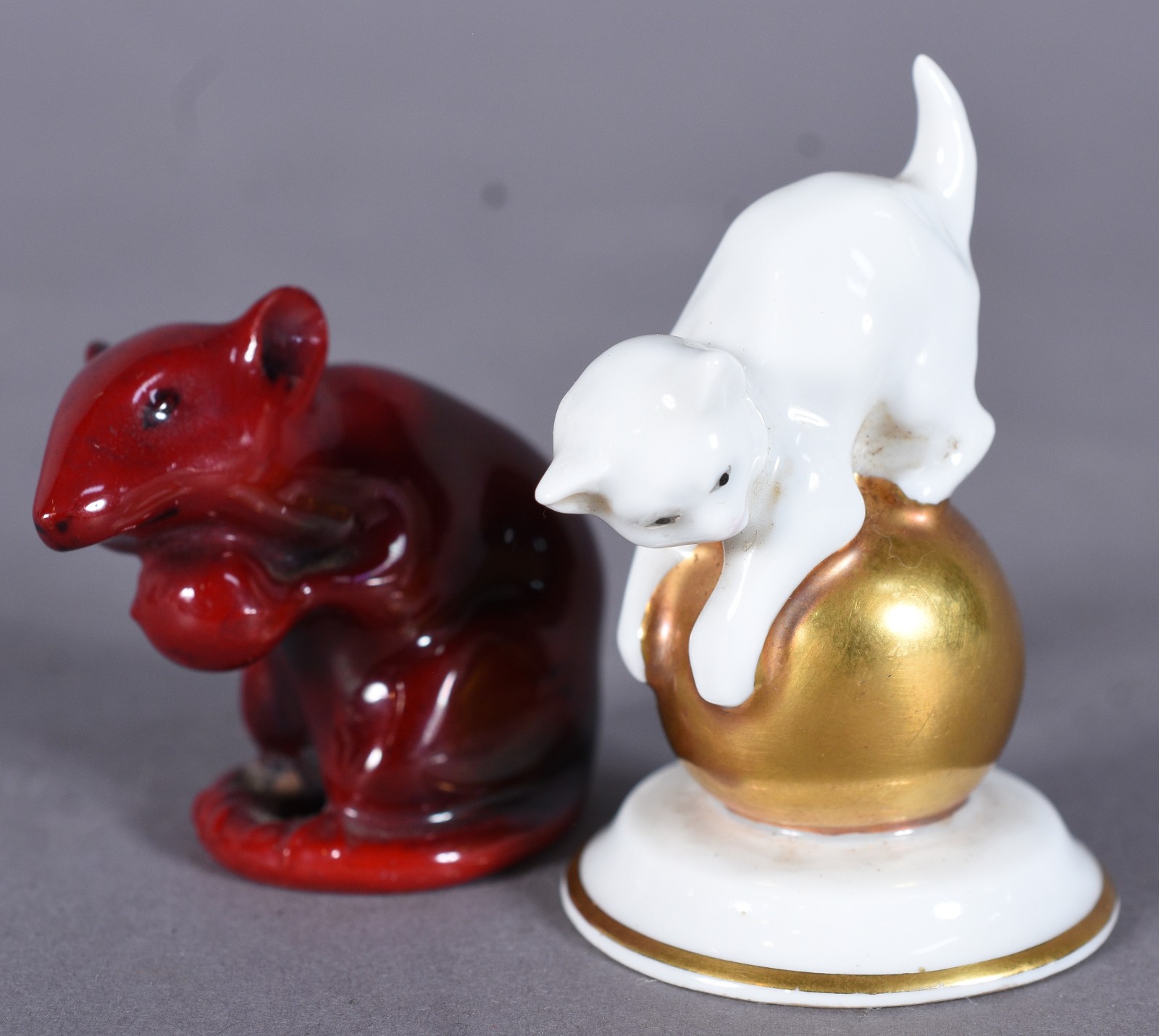 Duas peças, sendo gatinho de porcelana Rosenthal e ratinho inglês... - foto 1 de 8