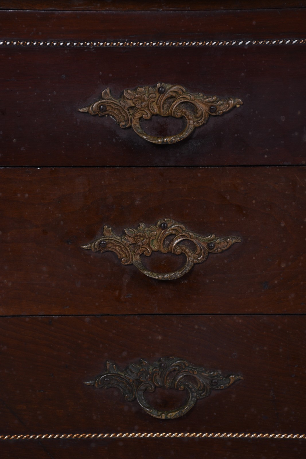 Mesa auxiliar de madeira nobre, três gavetinhas, adornos de metal. - foto 6 de 8