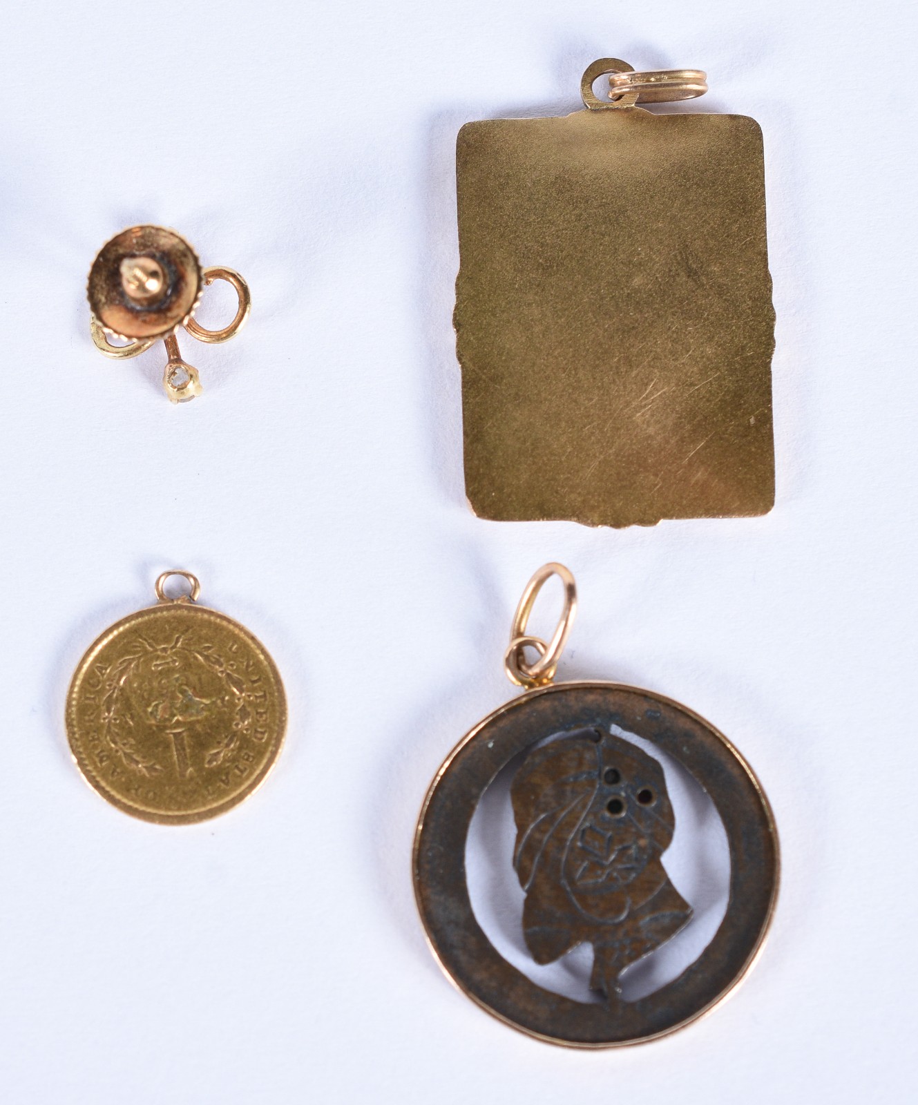 Diversas peças de ouro 18 k, sendo: Pendente com figura de Jesus com... - foto 2 de 8