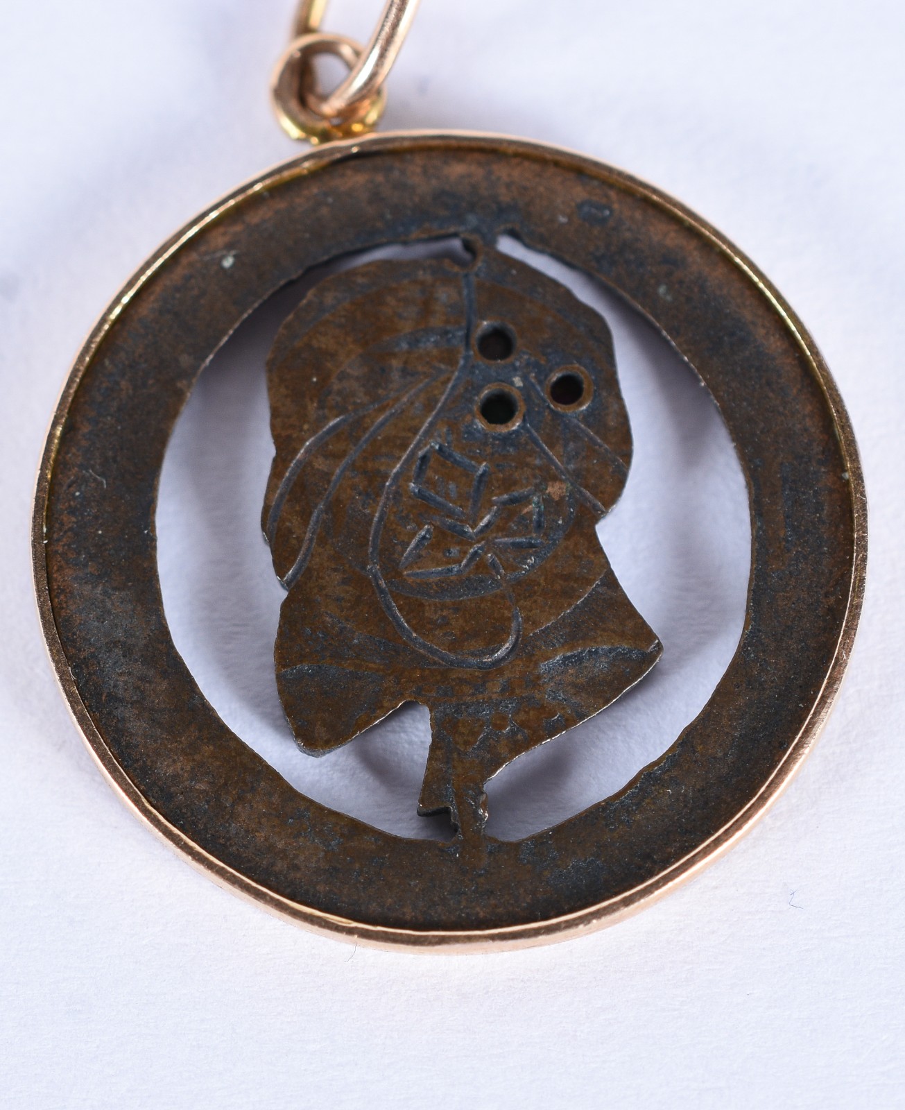 Diversas peças de ouro 18 k, sendo: Pendente com figura de Jesus com... - foto 3 de 8