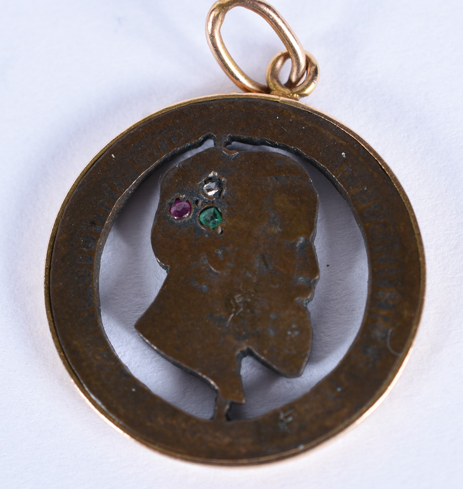 Diversas peças de ouro 18 k, sendo: Pendente com figura de Jesus com... - foto 4 de 8