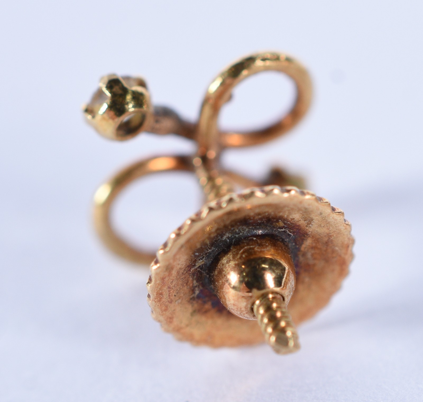 Diversas peças de ouro 18 k, sendo: Pendente com figura de Jesus com... - foto 8 de 8