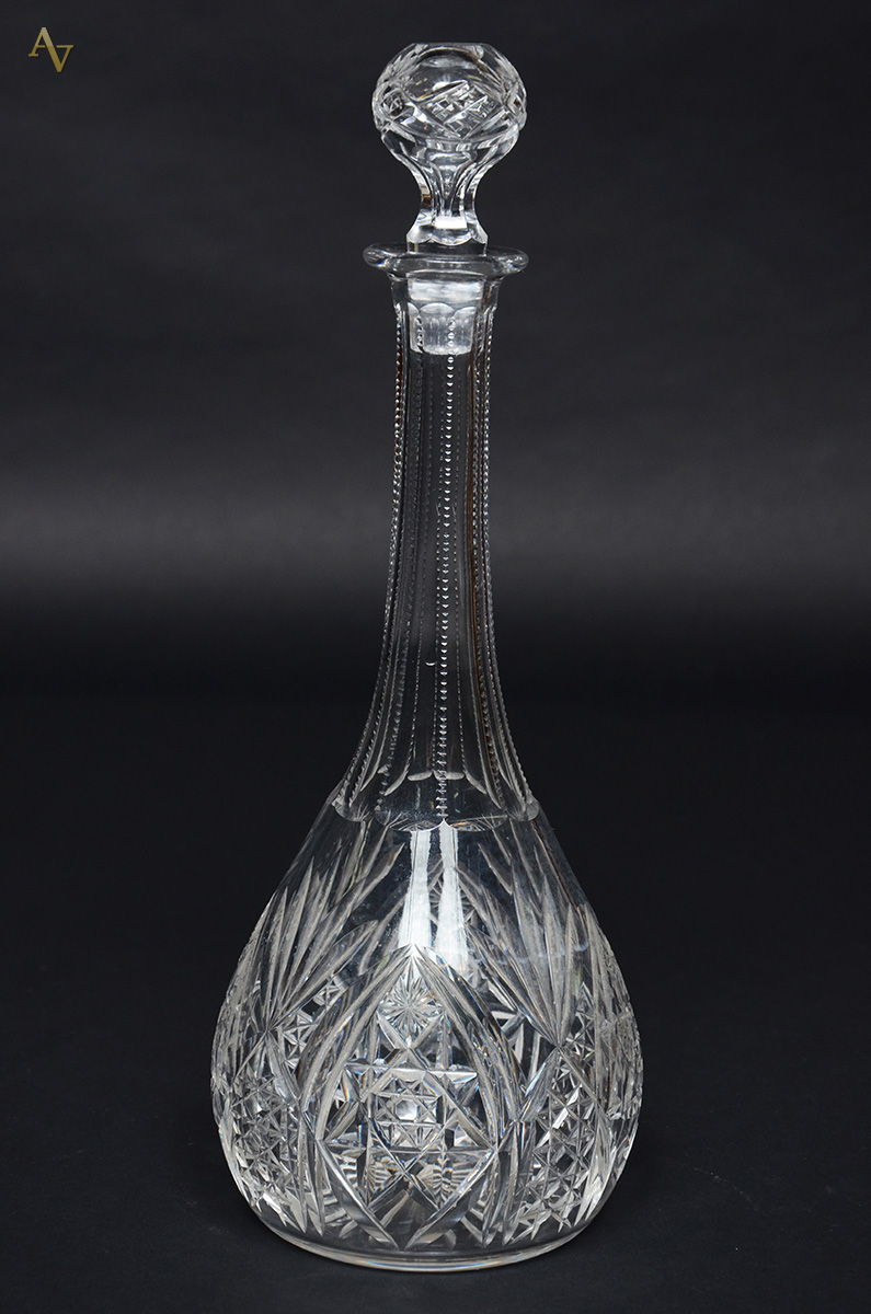 Garrafa de cristal europeu. Altura 37 cm.