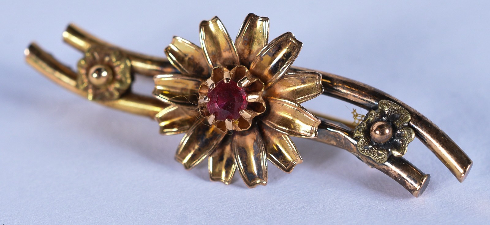 Broche de ouro 18 k com flor e pedra vermelha ao centro (Por motivos... - foto 1 de 7