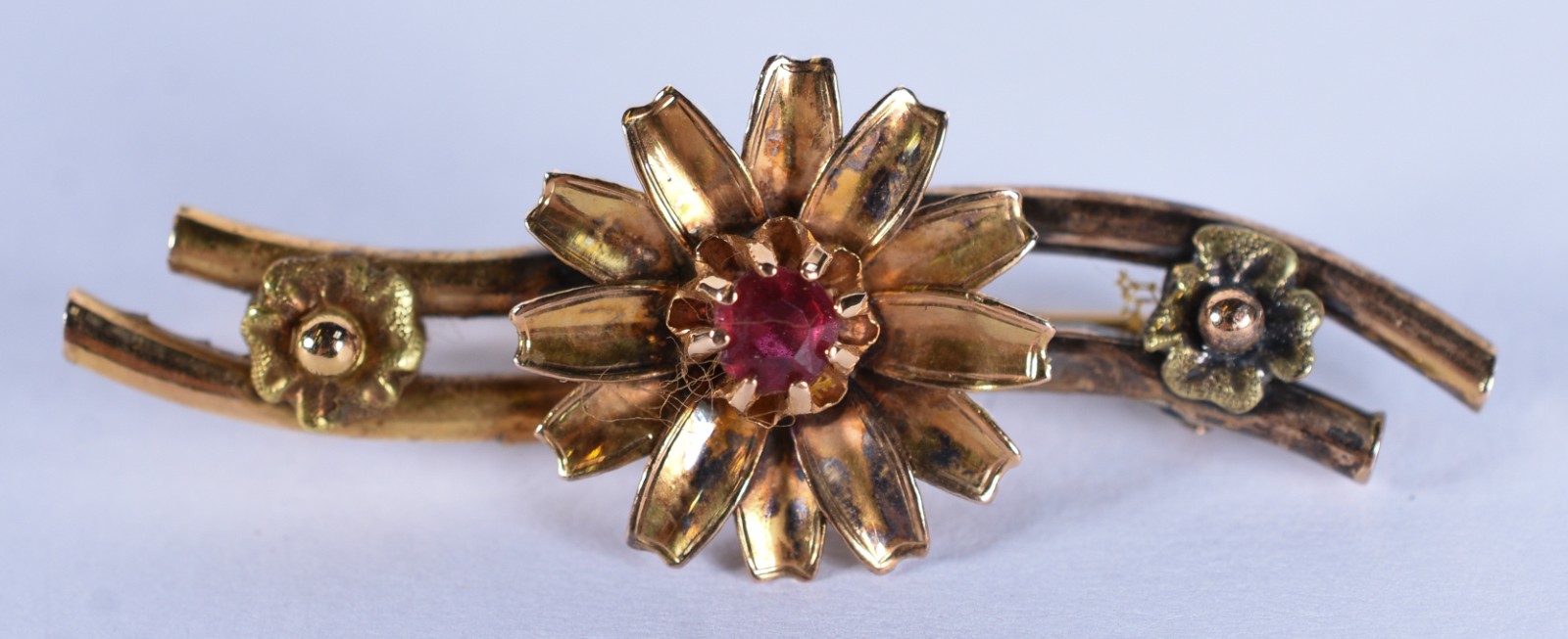 Broche de ouro 18 k com flor e pedra vermelha ao centro (Por motivos... - foto 2 de 7