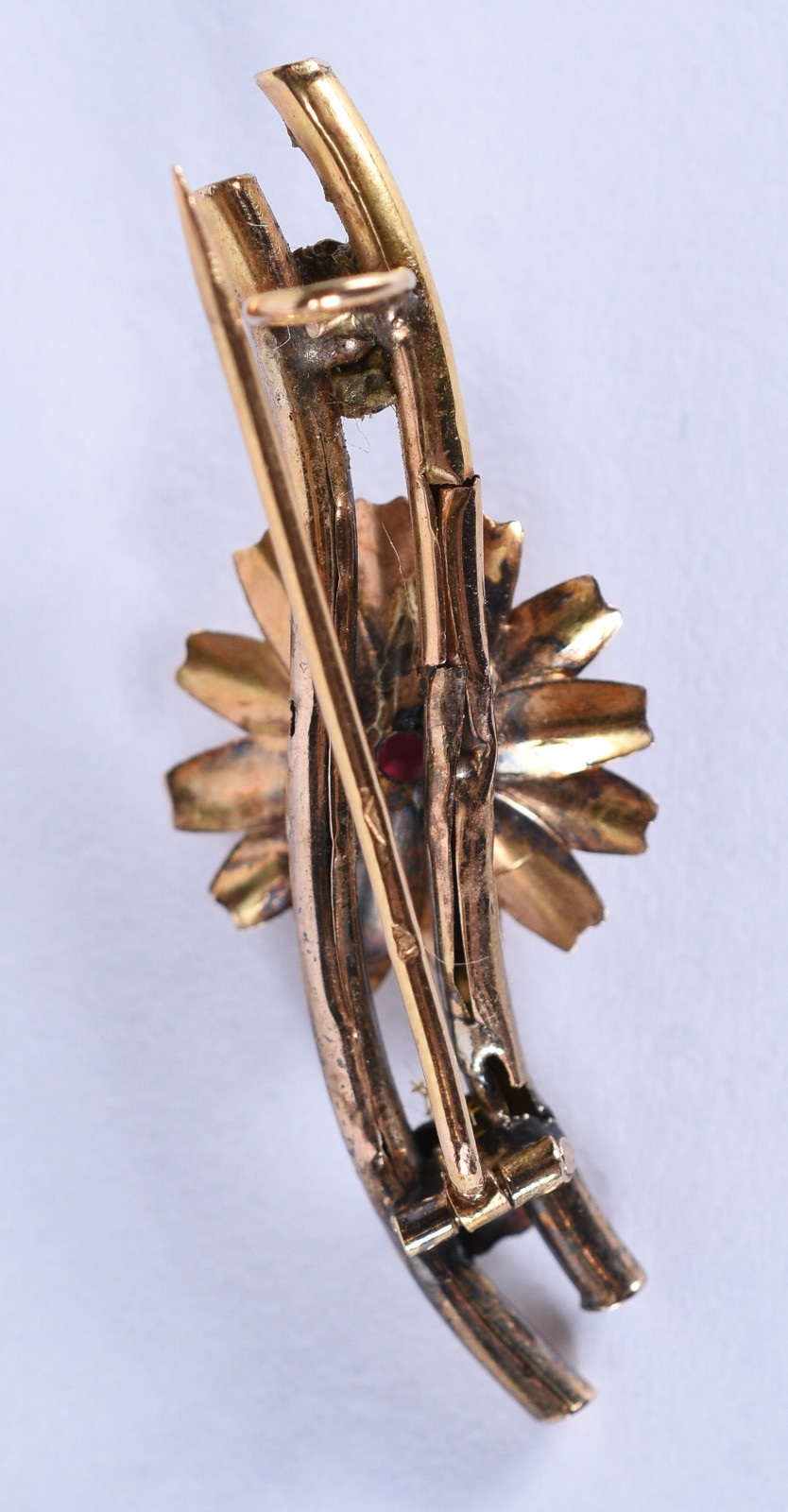 Broche de ouro 18 k com flor e pedra vermelha ao centro (Por motivos... - foto 3 de 7