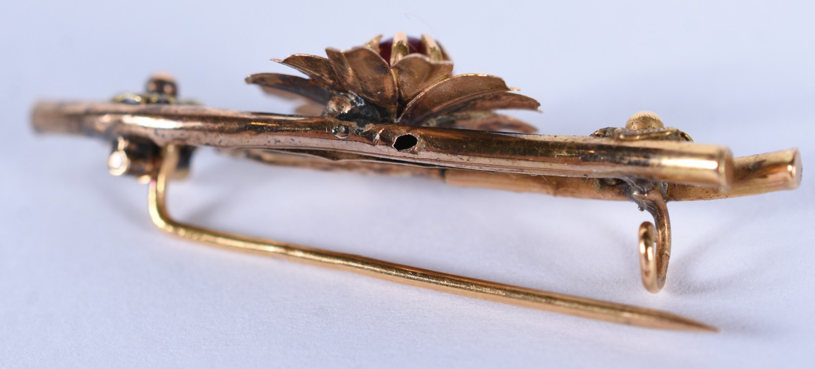 Broche de ouro 18 k com flor e pedra vermelha ao centro (Por motivos... - foto 4 de 7