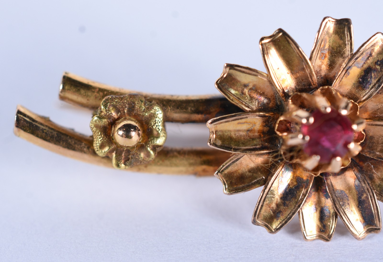 Broche de ouro 18 k com flor e pedra vermelha ao centro (Por motivos... - foto 5 de 7