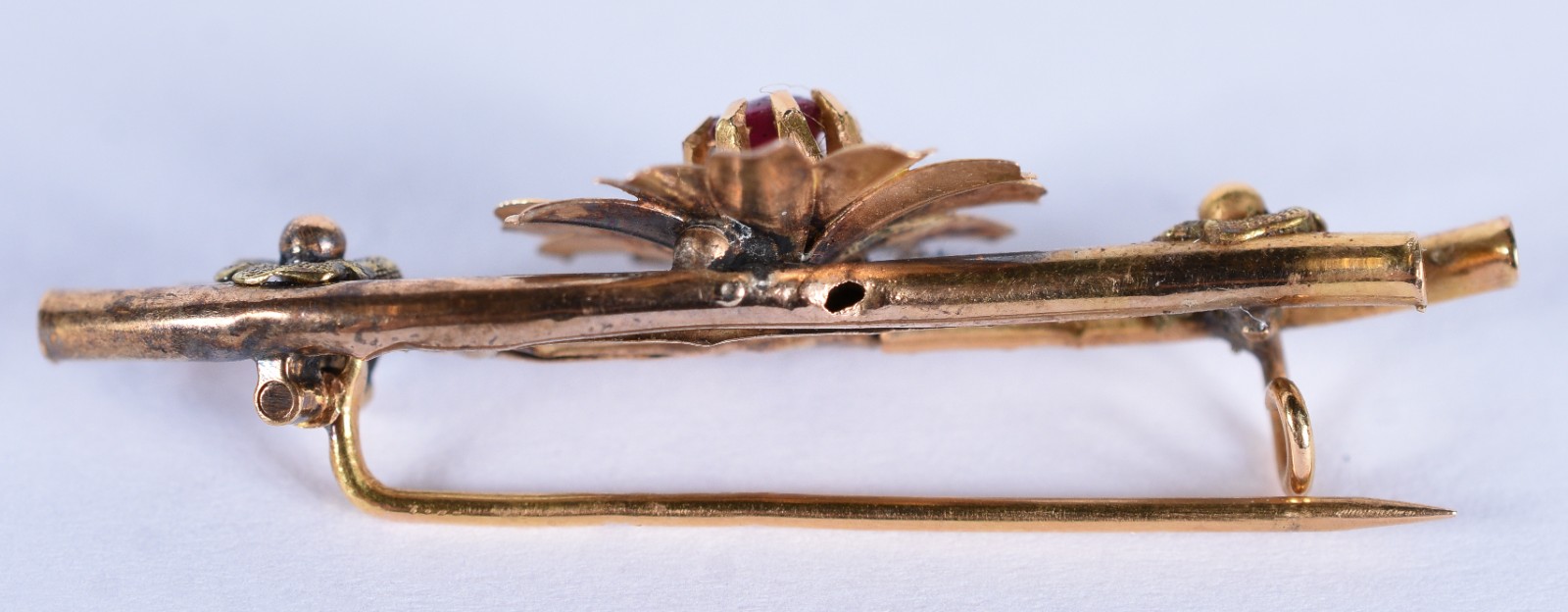 Broche de ouro 18 k com flor e pedra vermelha ao centro (Por motivos... - foto 6 de 7