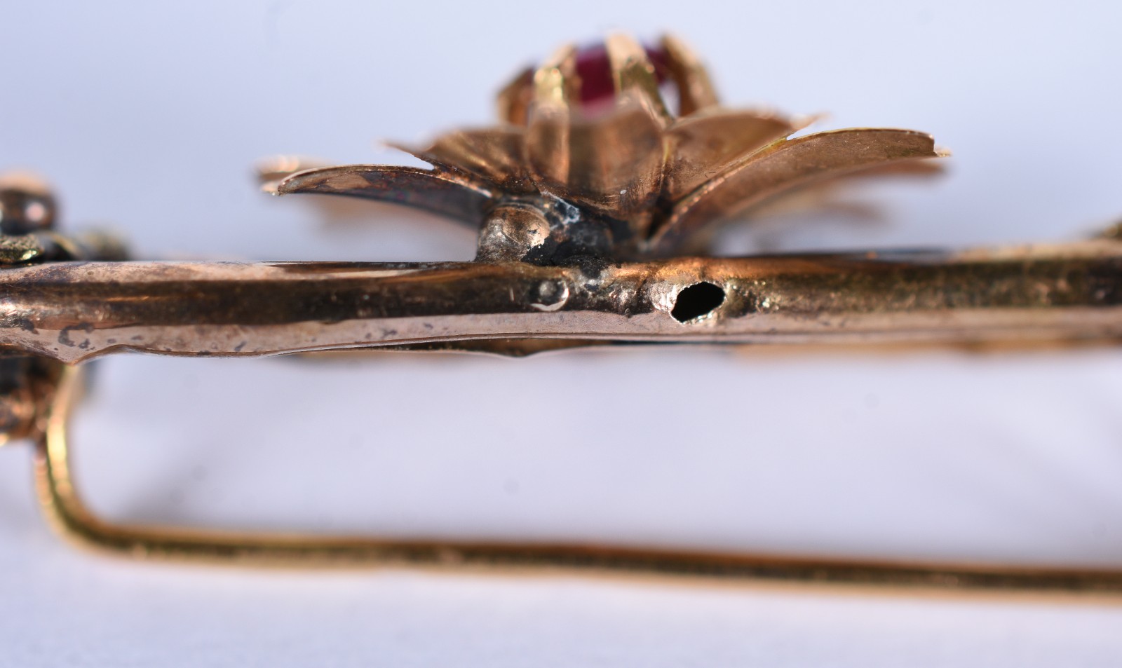 Broche de ouro 18 k com flor e pedra vermelha ao centro (Por motivos... - foto 7 de 7