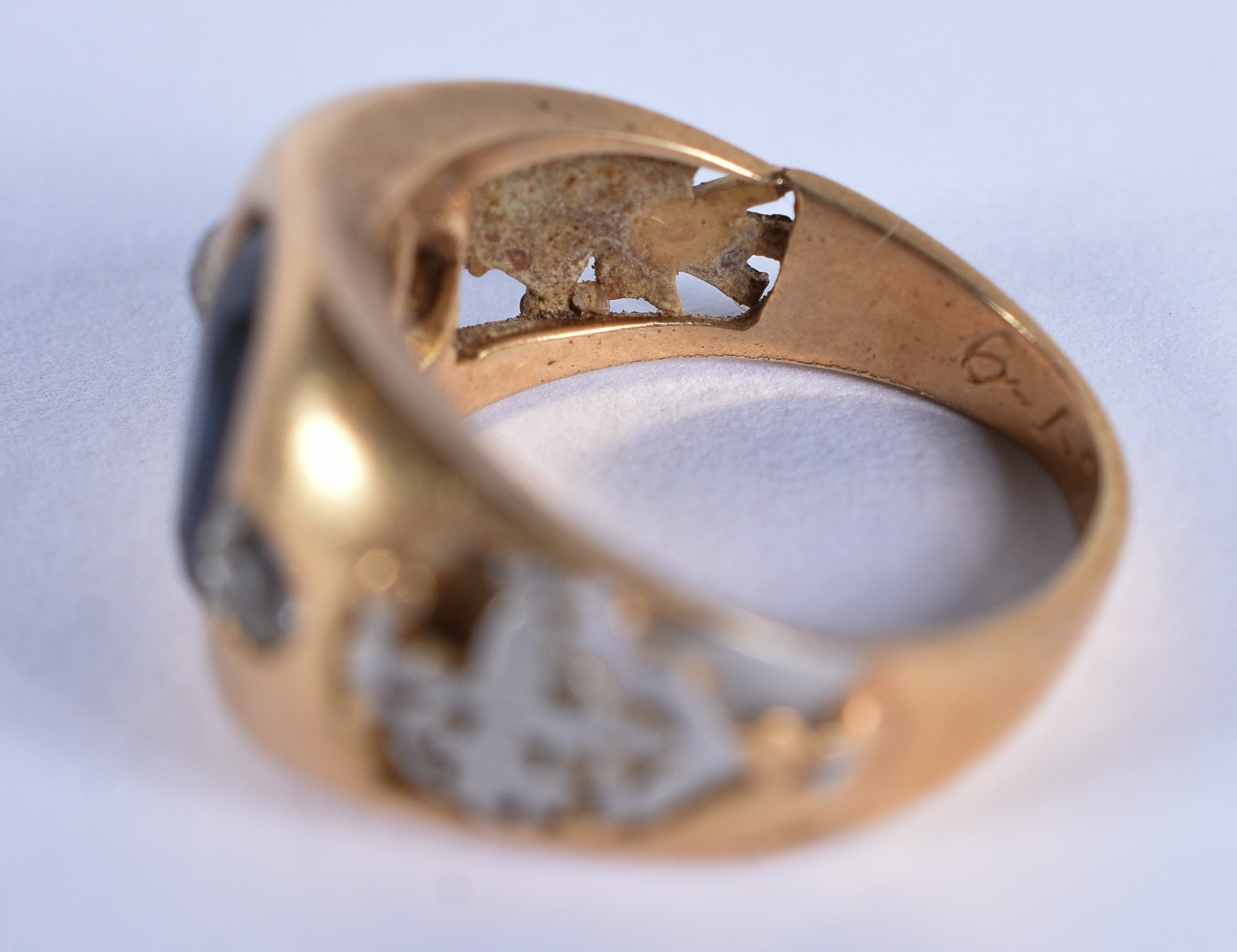 Anel de ouro 18 k com pedra e dois brilhantes, aro 15 (Por motivos de... - foto 4 de 6
