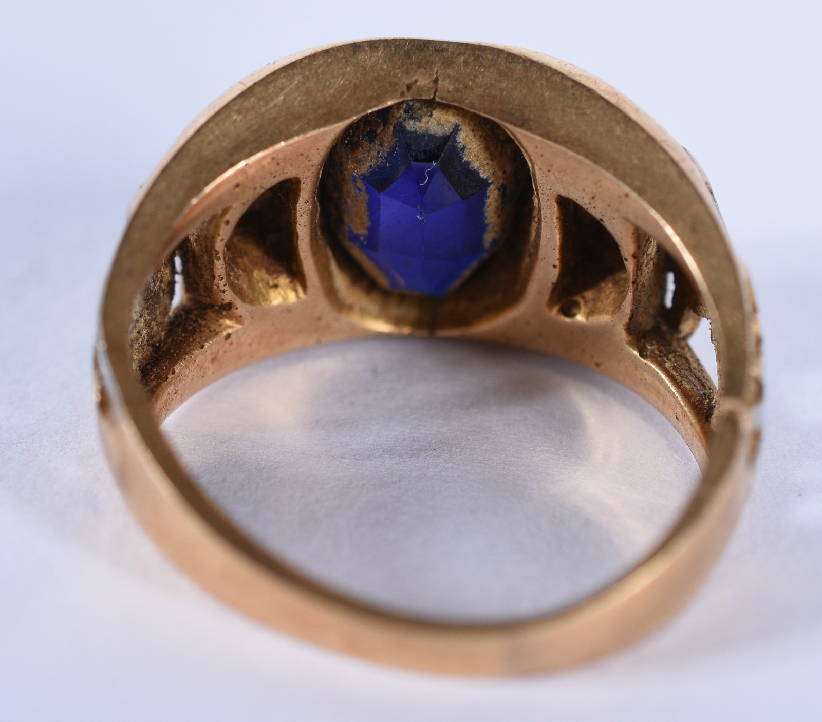 Anel de ouro 18 k com pedra e dois brilhantes, aro 15 (Por motivos de... - foto 5 de 6