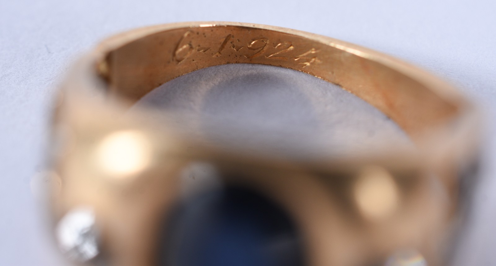 Anel de ouro 18 k com pedra e dois brilhantes, aro 15 (Por motivos de... - foto 6 de 6