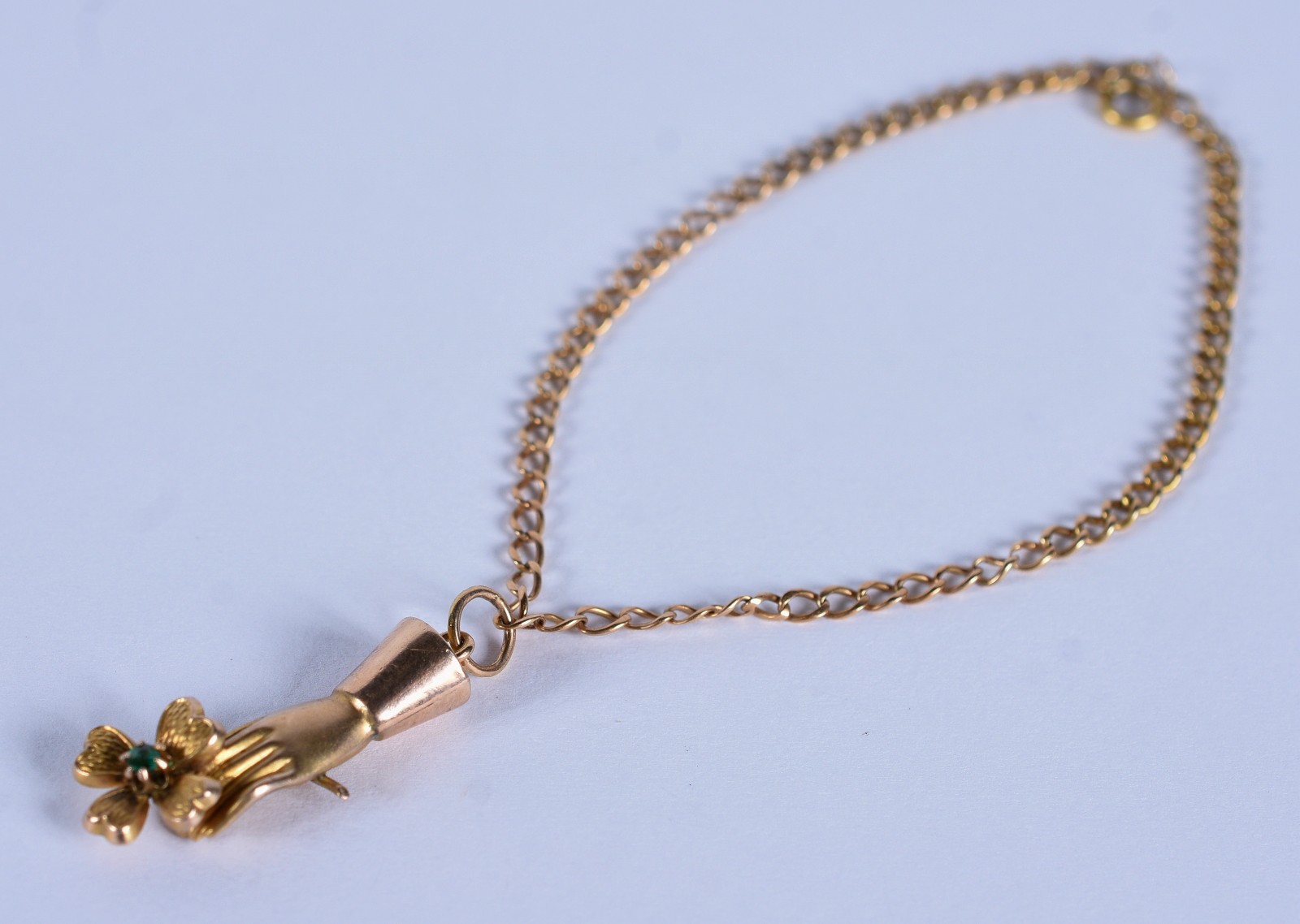 Pulseira de ouro 18 k com mão segurando flor com uma pedra verde (Por... - foto 1 de 6