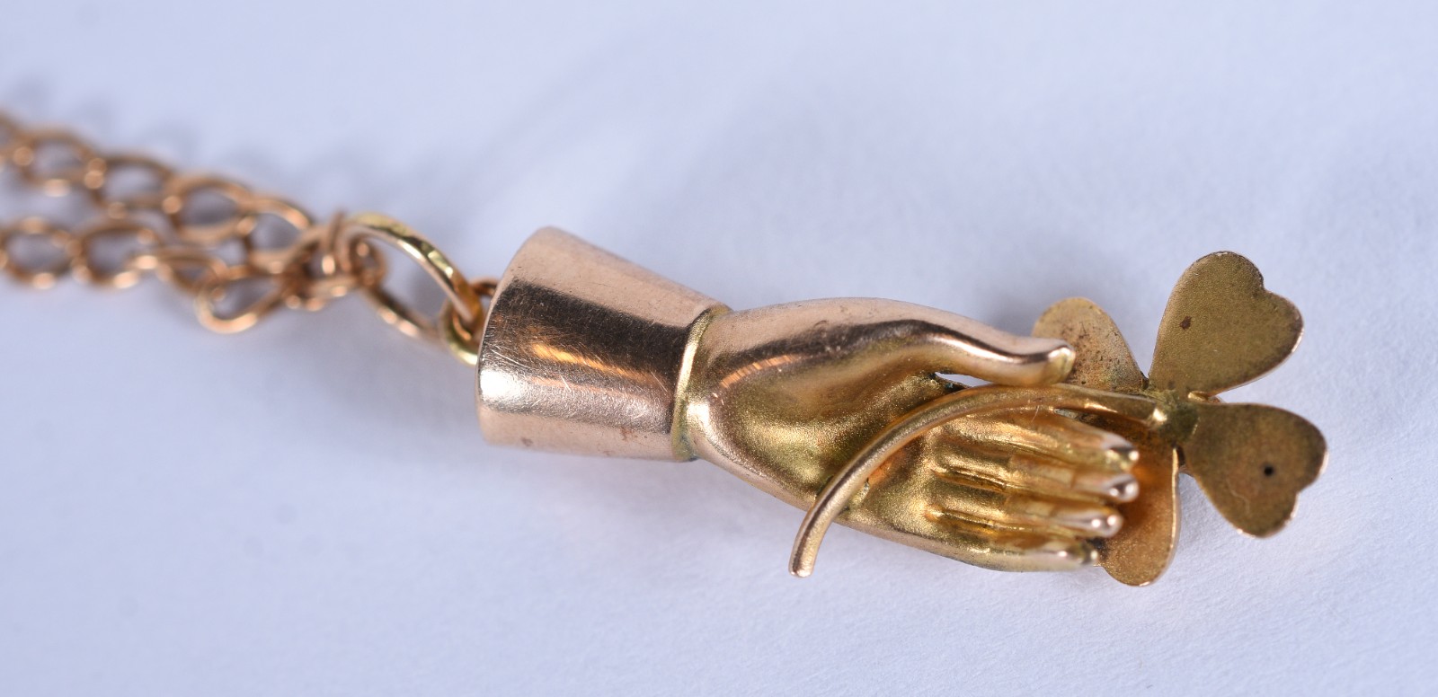 Pulseira de ouro 18 k com mão segurando flor com uma pedra verde (Por... - foto 2 de 6