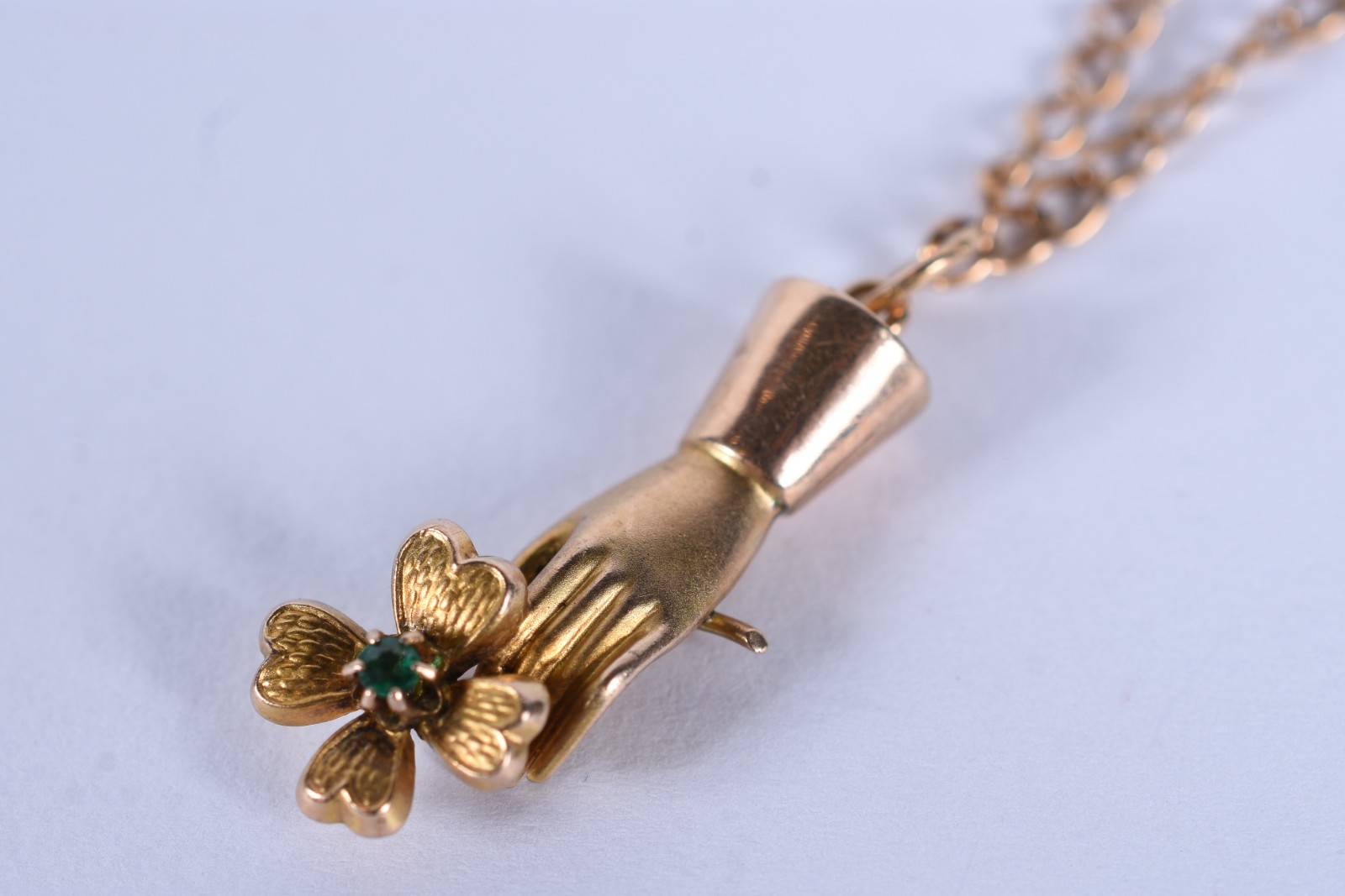 Pulseira de ouro 18 k com mão segurando flor com uma pedra verde (Por... - foto 3 de 6