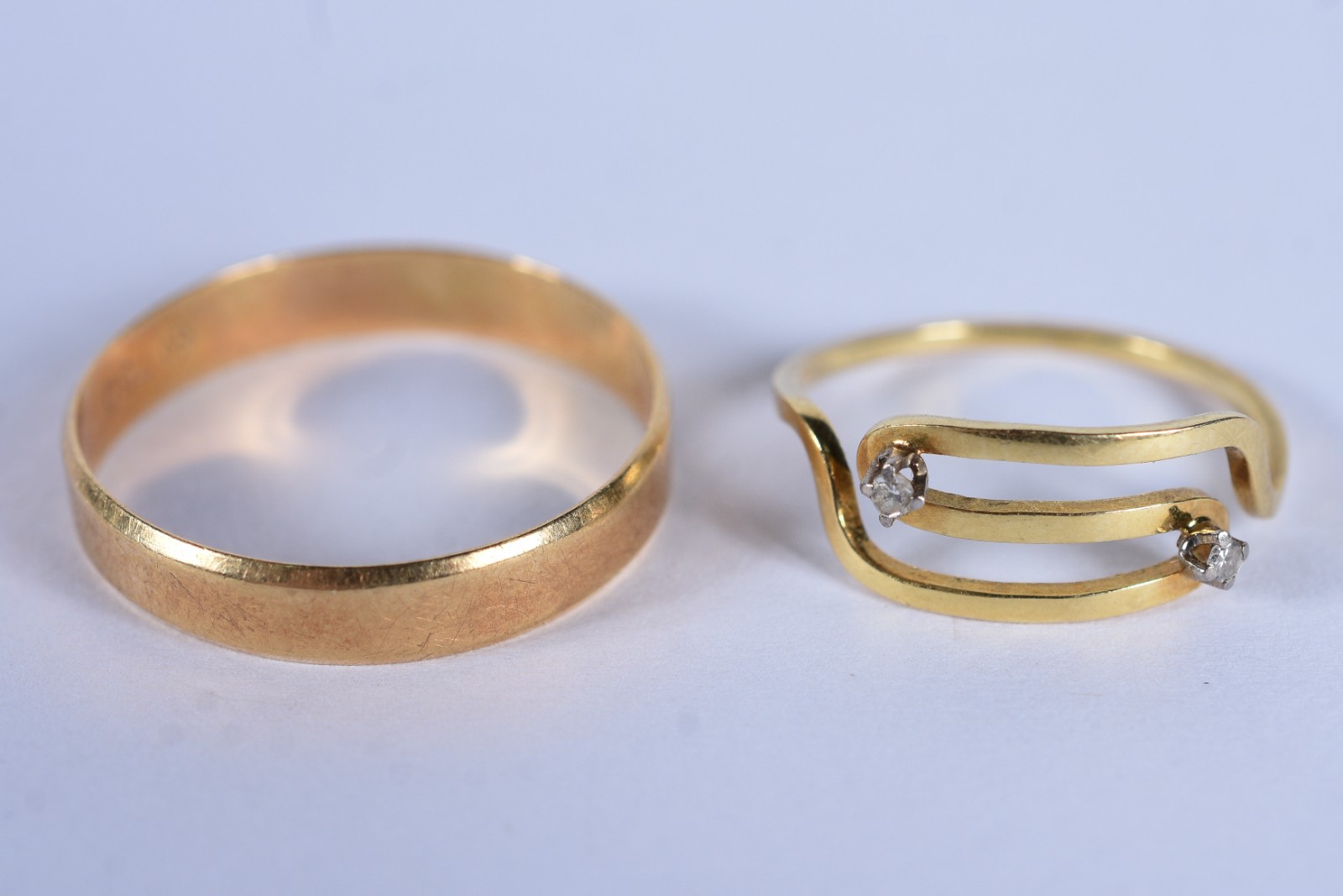 Dois anéis de ouro 18 k, aro 25 e 14 (Por motivos de segurança a peça... - foto 1 de 6