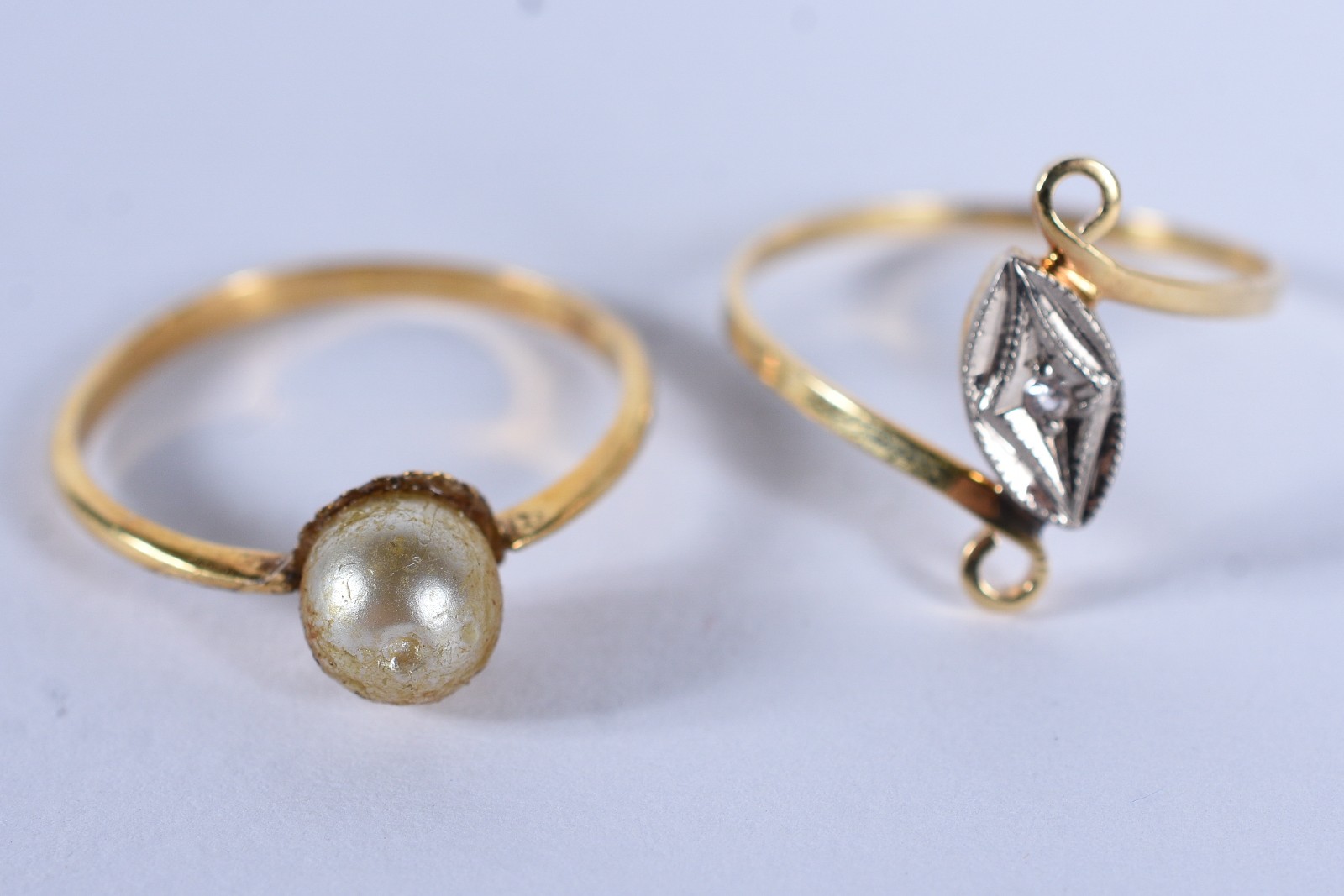Dois anéis de ouro 18 k, sendo um com perola, aro 13 e 16 (Por... - foto 1 de 5
