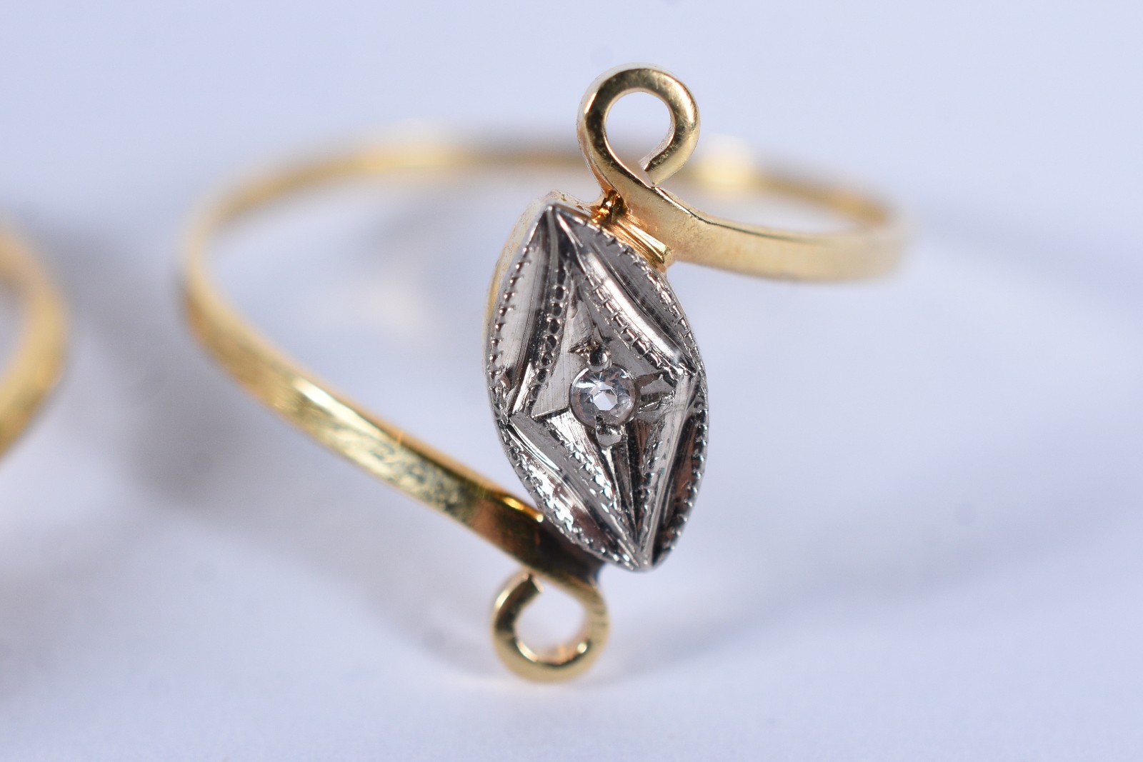 Dois anéis de ouro 18 k, sendo um com perola, aro 13 e 16 (Por... - foto 2 de 5