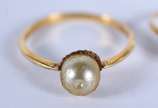 Dois anéis de ouro 18 k, sendo um com perola, a... - Dois anéis de ouro 18 k, sendo um com perola, aro 13 e 16  (Por motivos de segurança a peça não se encontra na loja)