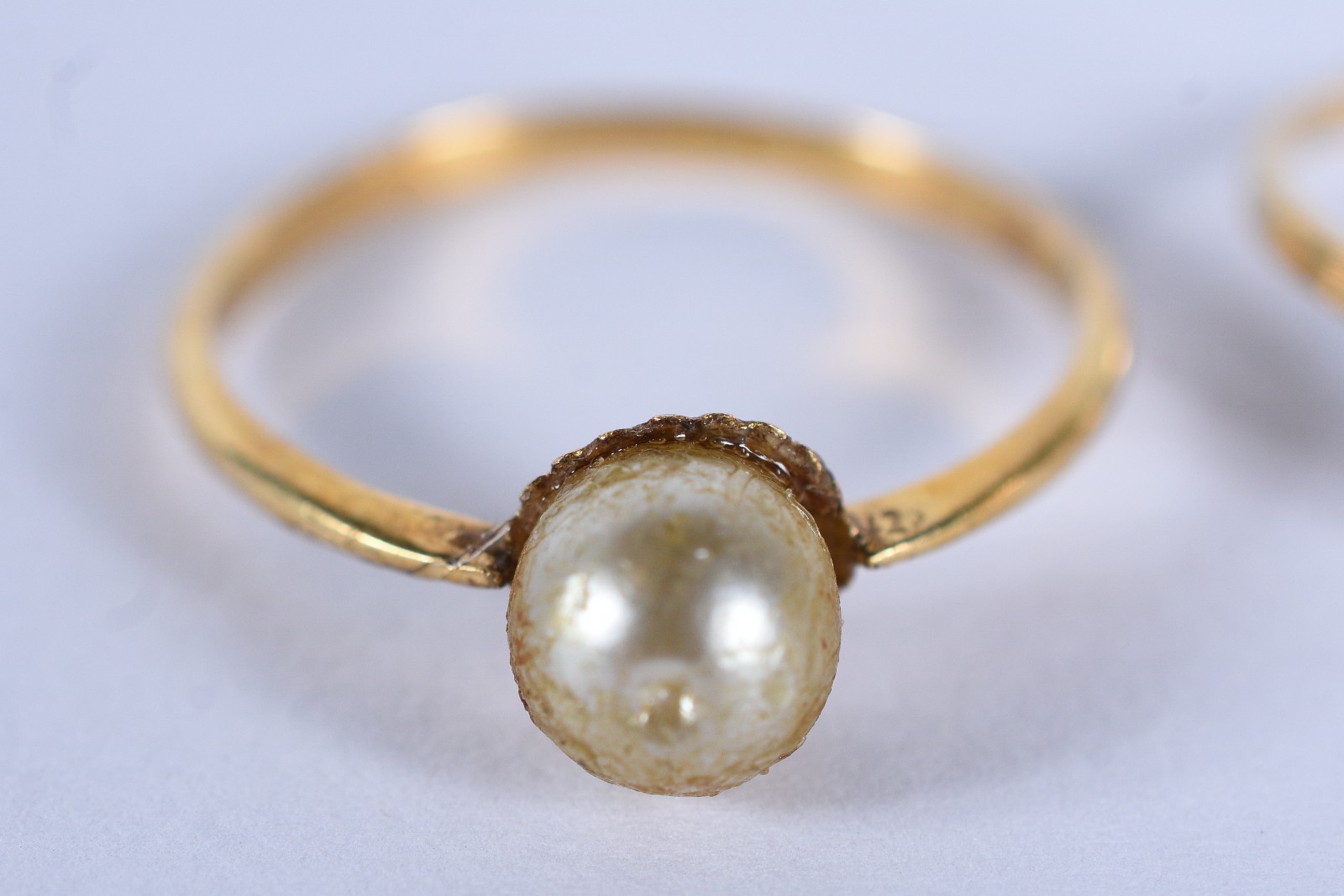 Dois anéis de ouro 18 k, sendo um com perola, aro 13 e 16 (Por... - foto 5 de 5