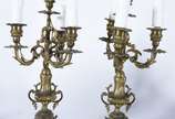 Par de candelabros de metal dourado para 4 luze... - Par de candelabros de metal dourado para 4 luzes cada.