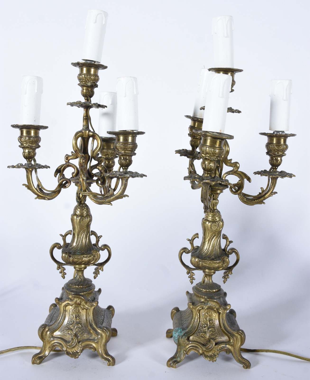 Par de candelabros de metal dourado para 4 luzes cada. - foto 1 de 5