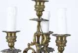Par de candelabros de metal dourado para 4 luze... - Par de candelabros de metal dourado para 4 luzes cada.