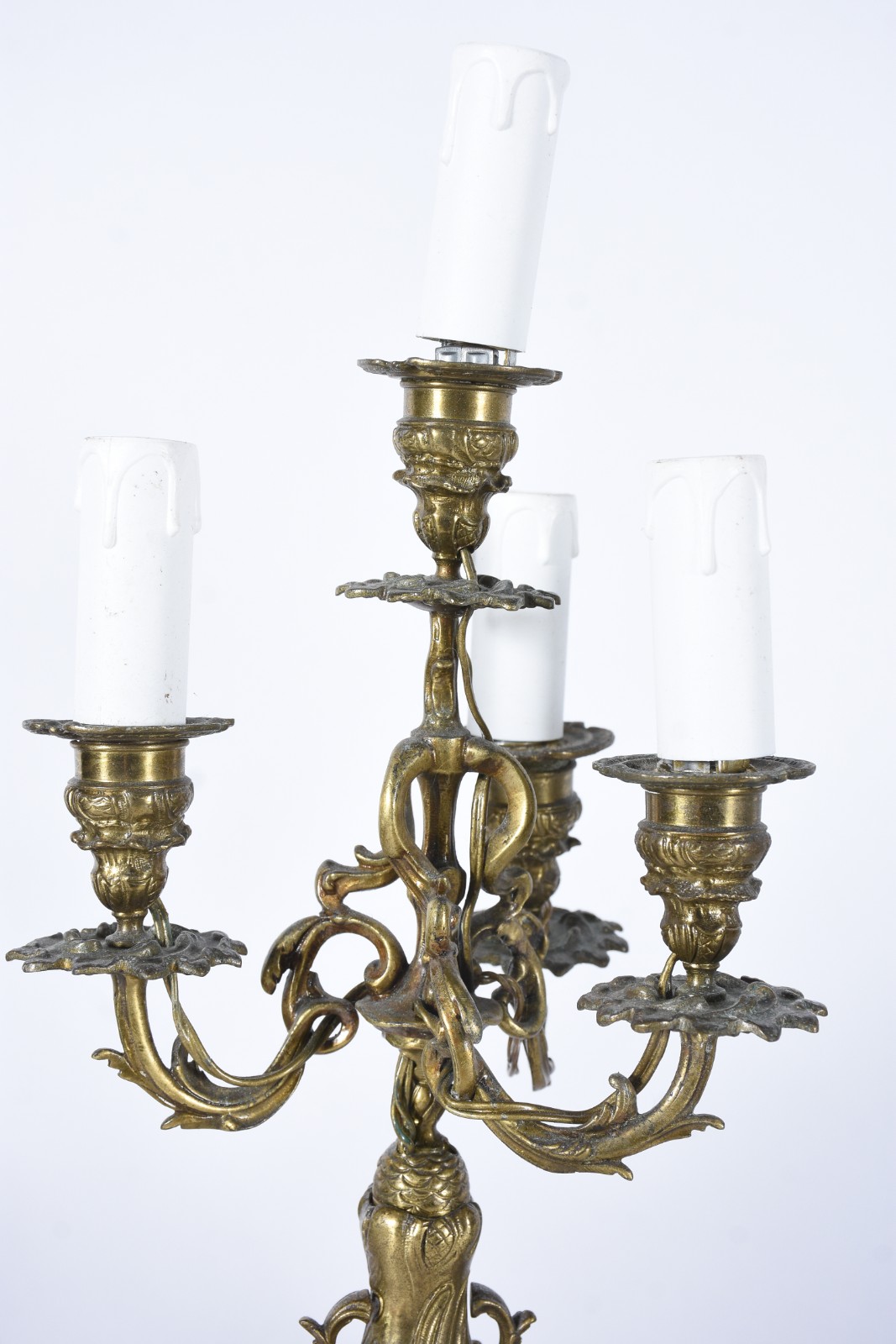 Par de candelabros de metal dourado para 4 luzes cada. - foto 2 de 5