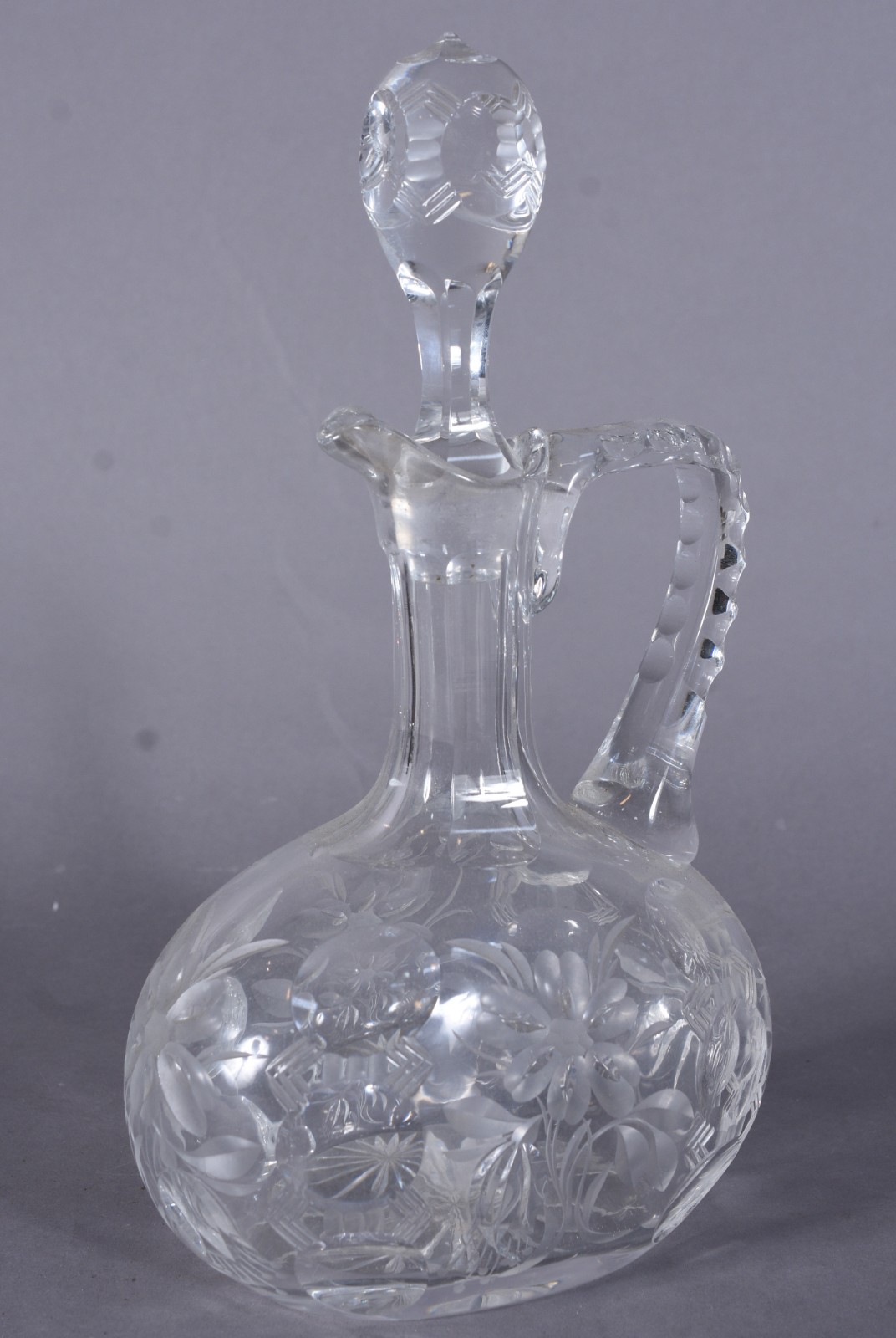 Garrafa com alça de cristal europeu lapidado. - foto 1 de 10
