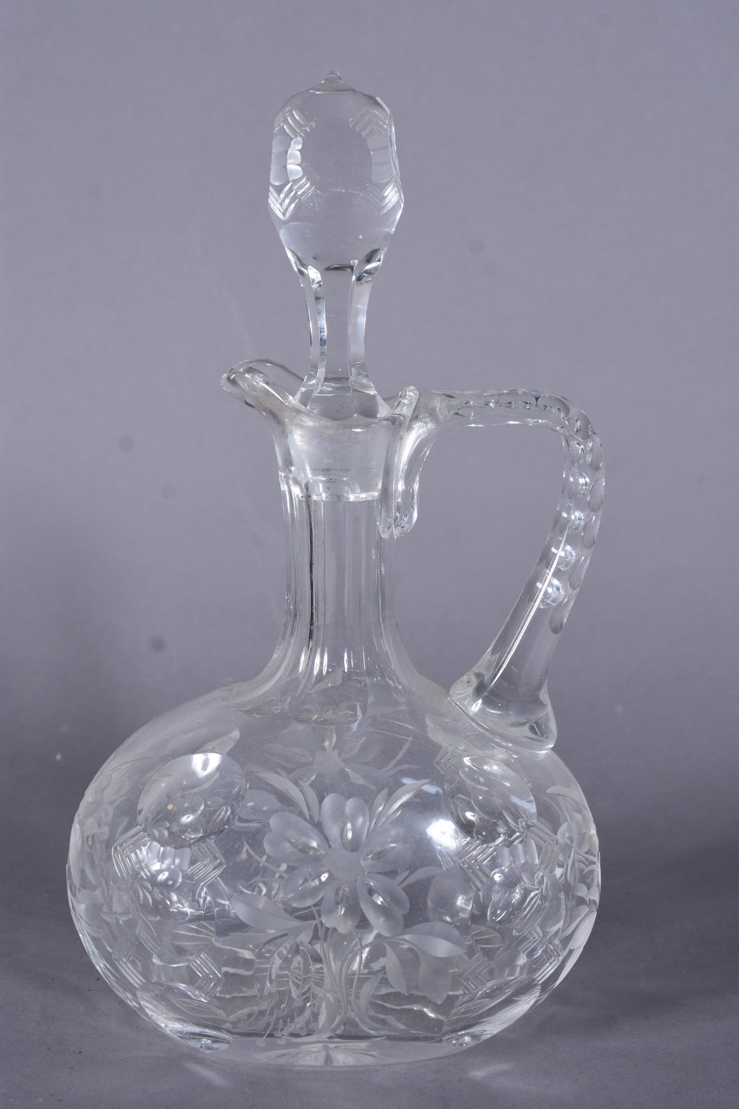 Garrafa com alça de cristal europeu lapidado. - foto 3 de 10