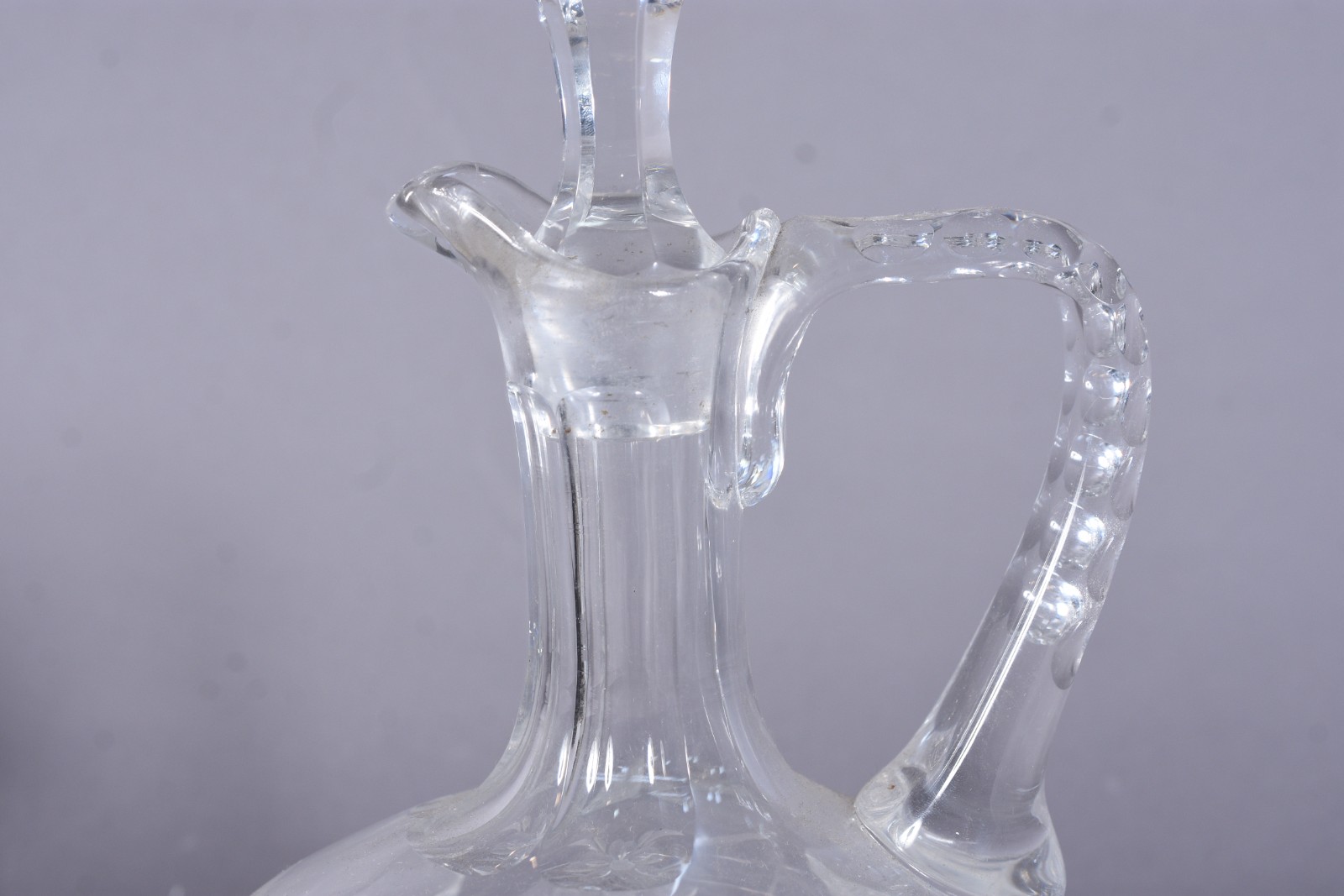 Garrafa com alça de cristal europeu lapidado. - foto 4 de 10
