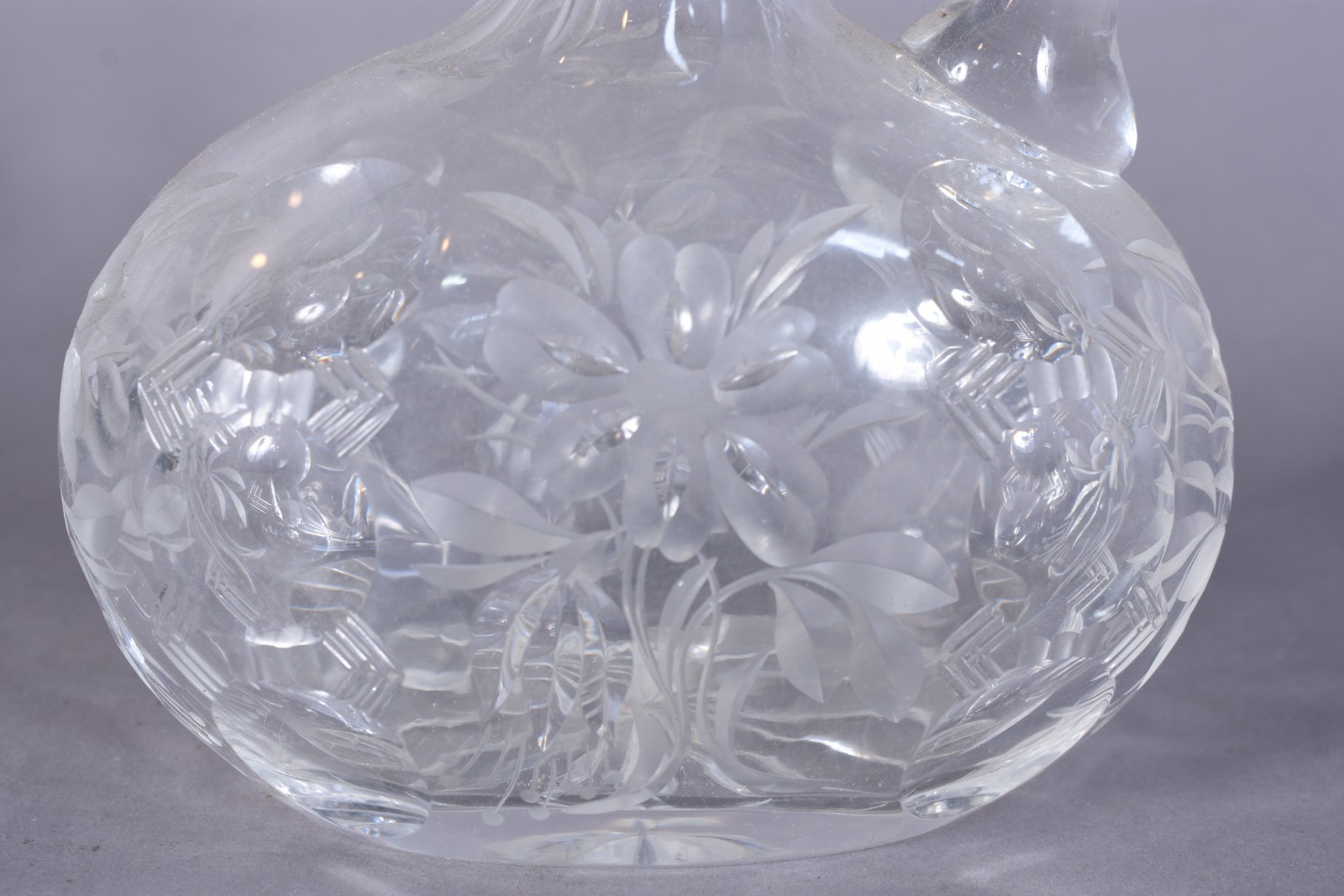 Garrafa com alça de cristal europeu lapidado. - foto 5 de 10