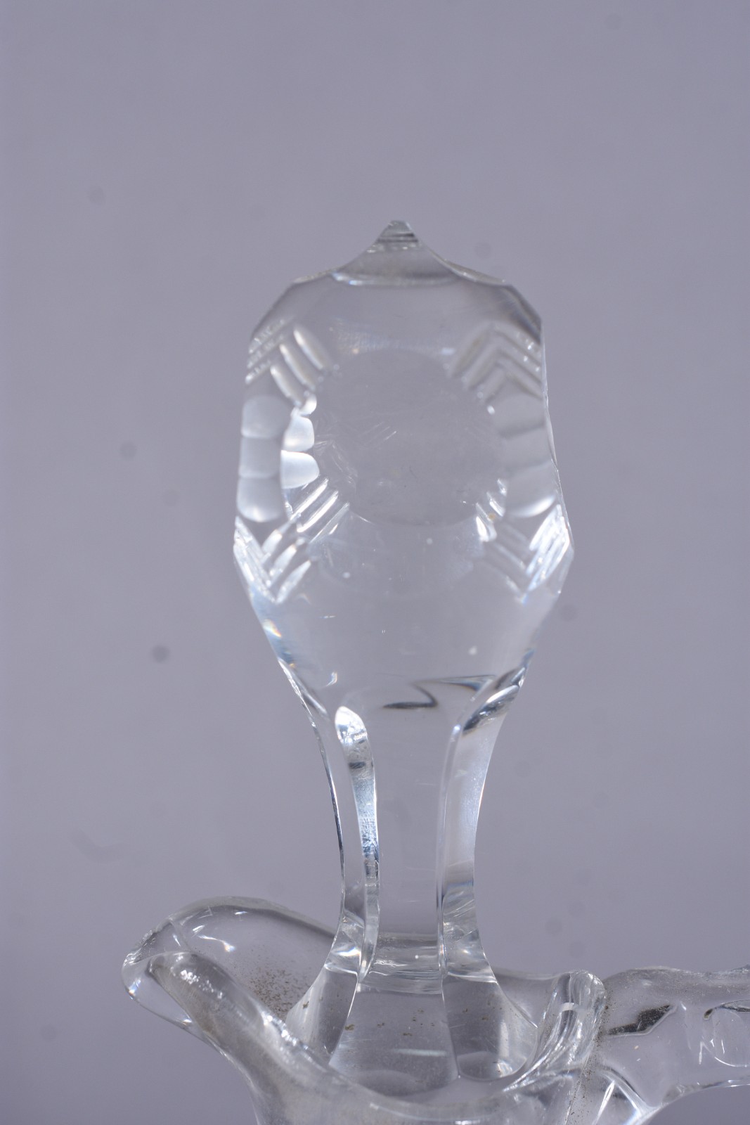Garrafa com alça de cristal europeu lapidado. - foto 6 de 10
