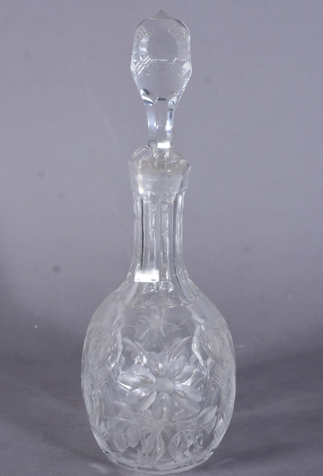 Garrafa com alça de cristal europeu lapidado. - foto 7 de 10