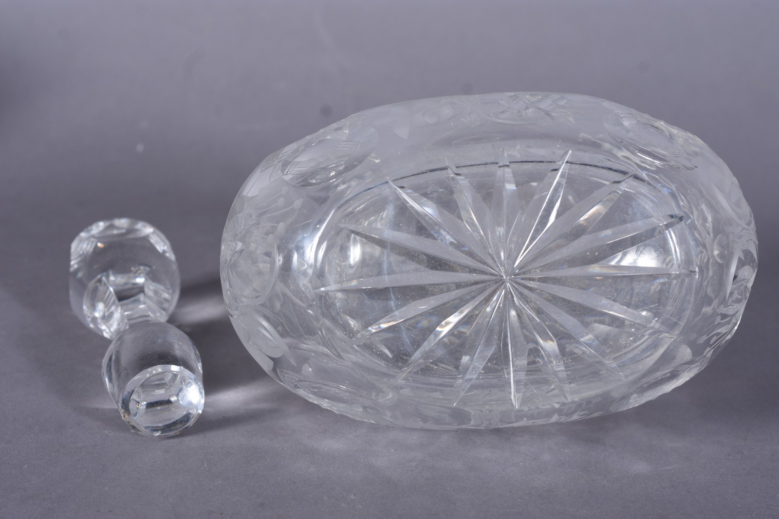 Garrafa com alça de cristal europeu lapidado. - foto 9 de 10