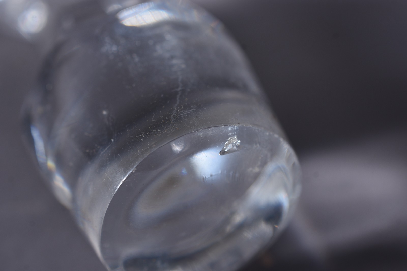 Garrafa com alça de cristal europeu lapidado. - foto 10 de 10