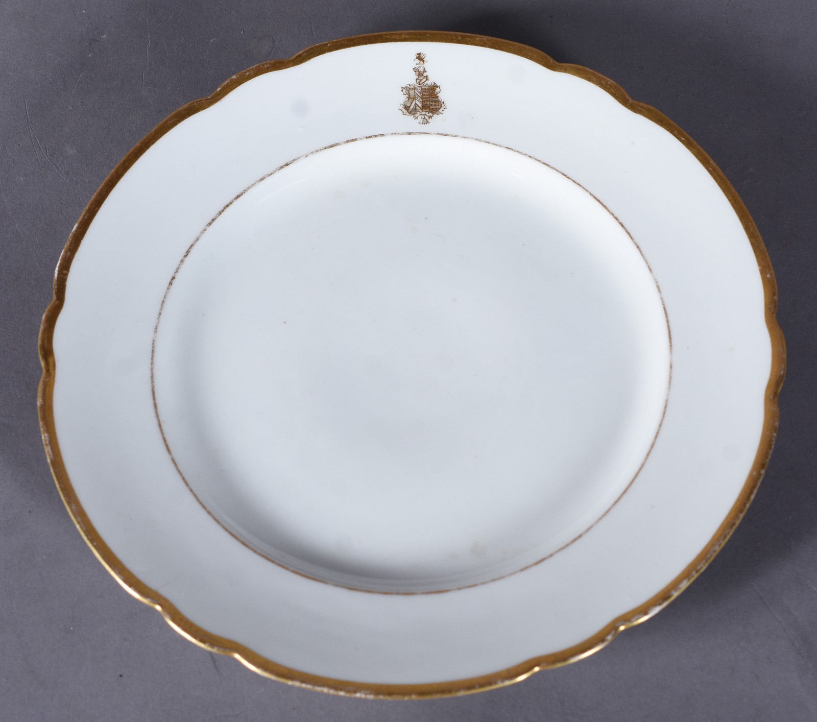 Prato de porcelana francesa com brasão do Barão de Vera Cruz/... - foto 1 de 4